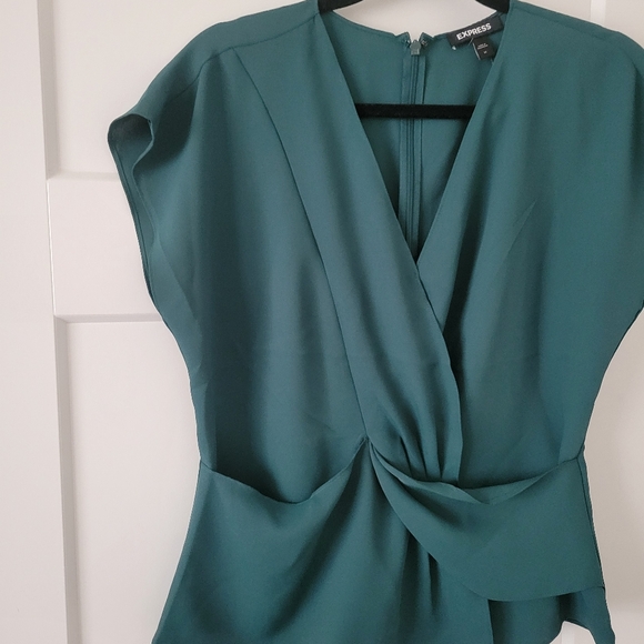 Express Twist Front Short Sleeve V-Neck in Emerald Green - Picture 3 of 9